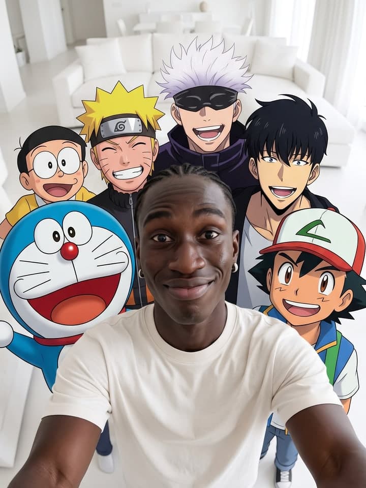 Hombre con trenzas cortas y pequeños aros en las orejas en una selfie con ojo de pez tomada desde arriba en una sala de estar blanca, con el brazo estirado hacia el objetivo, y Doraemon, Nobita, Naruto, Satoru Gojo, Sung Jin-woo y Ash de Pokémon sonriendo detrás de él